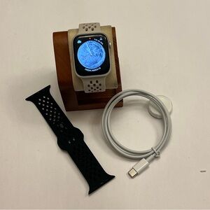 Apple Watch Series 4, Unlocked, 44mm, Silver Case, Charger, Extra Band